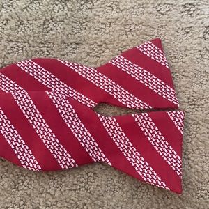 Vineyard vines men’s bow tie maroon color